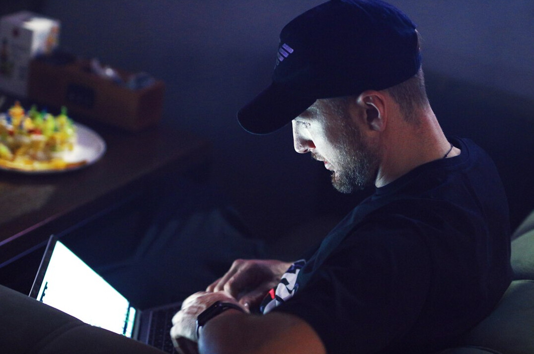 detective using laptop discreetly